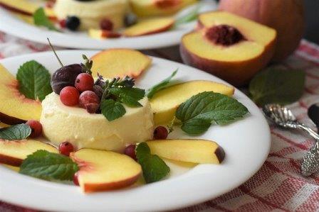 Peaches & Panna Cotta Cream - Image by RitaE from Pixabay